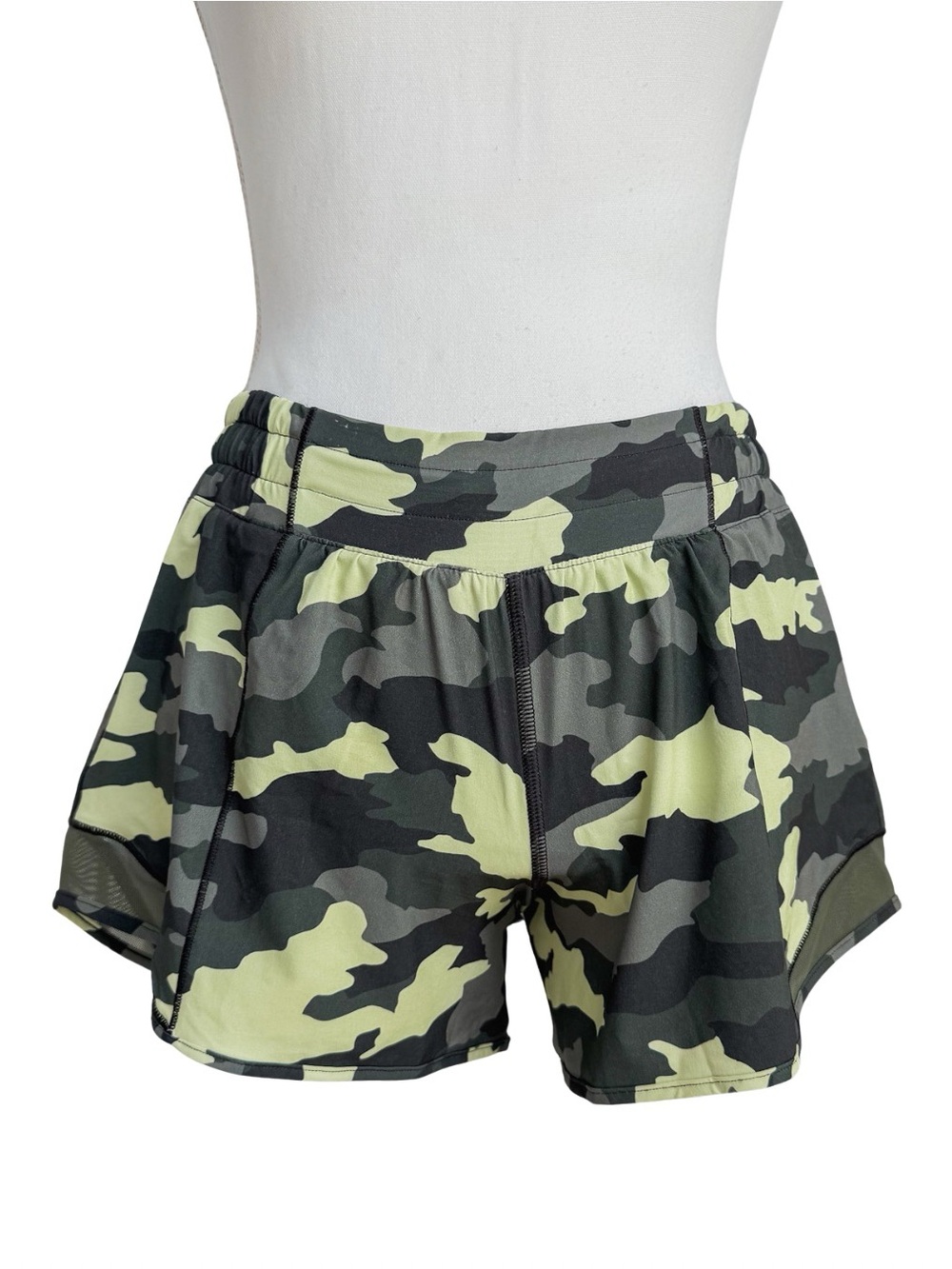 Lululemon Hotty Hot Low-Rise Short 3.75" Inseam Heritage 365 Camo Size 4 Tall